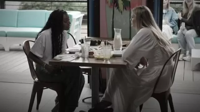 Kenny Flowers La robe Maxi en bambou blanc Jetset portée par Molly O’Connell telle que vue dans Southern Charm (S11E03)