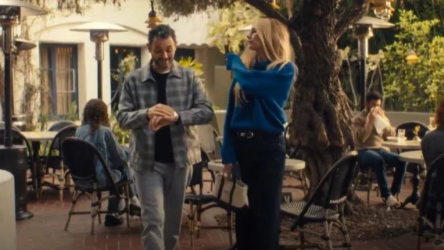 Mini bateau LL Bean et sac fourre-tout portés par Morgan (Justine Lupe) comme on le voit dans Nobody Wants This (S02E08)