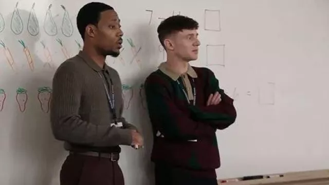 Jersey polo Obey Luca que lleva Jacob Hill (Chris Perfetti) como se ve en Abbott Elementary (S05E07)