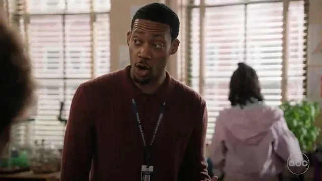 Camisa de botones Arthur con capa de marines usada por Gregory Eddie (Tyler James Williams) como se ve en Abbott Elementary (S05E07)