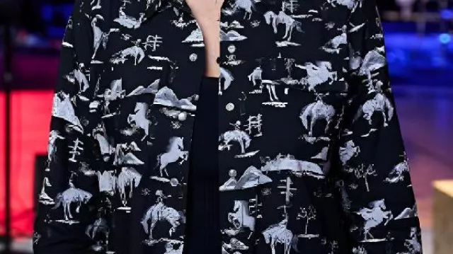 Camisa estampada de vaqueros que lleva Reba McEntire en The Voice