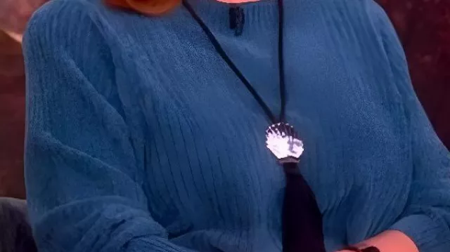 Pull bleu porté par Joy Behar dans The View