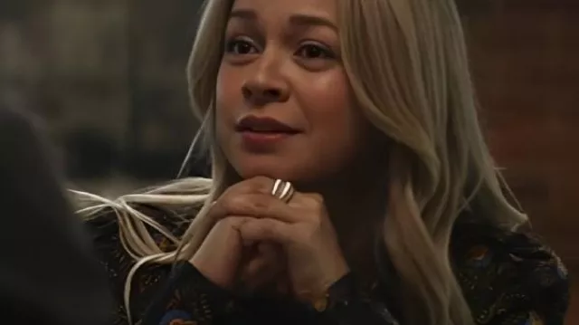 Julia Chan Ripple S01 Camisa floral que lleva Kris (Julia Chan) tal como se ve en Ripple (T01)