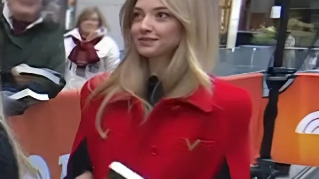 Hoy en el programa Amanda Seyfried Red Cape Coat tal como se ve en Hoy