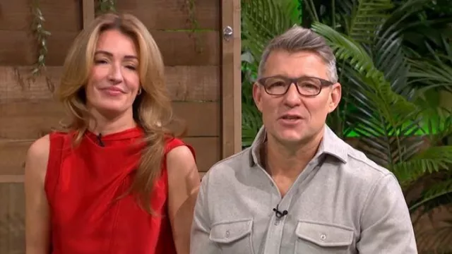 Écharpe en satin rouge velours menthe portée par Cat Deeley, vue dans This Morning en novembre 2025