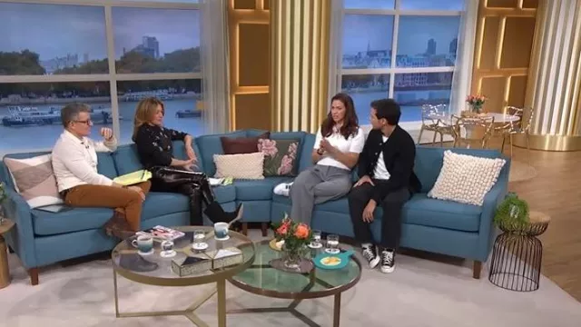 Bottines noires en daim froncé à pompons LK Bennett Eliza portées par Cat Deeley, telles que vues dans This Morning en novembre 2025