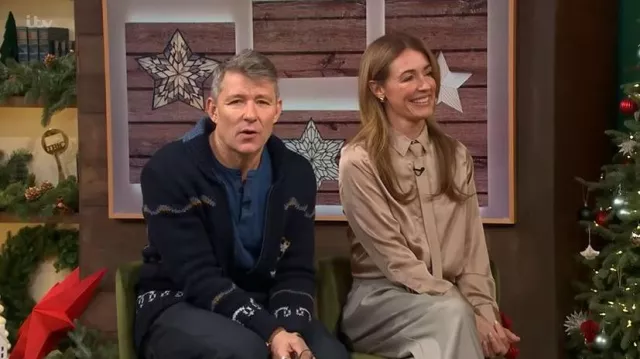 Chemise en satin Holland Cooper Georgina portée par Cat Deeley telle que vue dans This Morning en décembre 2025