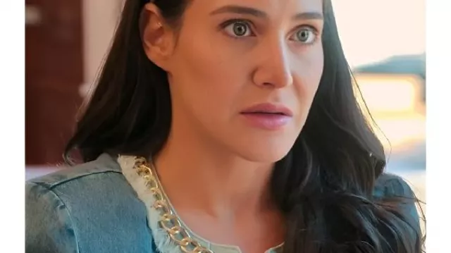 Possession de la Manhattan S02 Chloe Tucker Blu Bordure de chaîne portée par Self (Chloe Tucker Caine) telle que vue dans Owning Manhattan