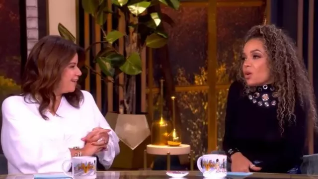 Robe Rabanne Grommet portée par Sunny Hostin telle que vue dans The View le 3 décembre 2025