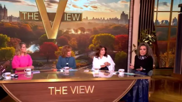 Jupe Proenza Schouler Petra Maxi portée par Sunny Hostin telle que vue dans The View le 3 décembre 2025