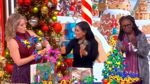 Jupe Selly à pois de Camille de Cinq à sept portée par Sara Haines, vue dans The View le 4 décembre 2025