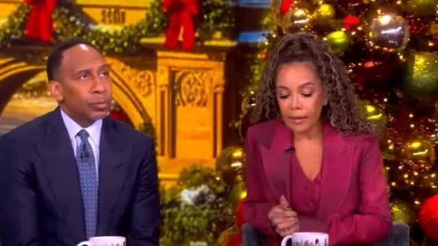 Gilet Gabriela Hearst Coleridge en laine de Bordeaux porté par Sunny Hostin tel que vu dans The View le 5 décembre 2025