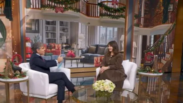 Maison de la jupe Hai Paulette portée par Emily Mortimer telle que vue dans Good Morning America le 4 décembre 2025