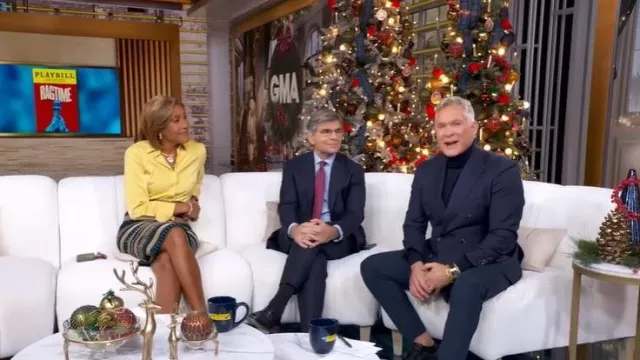 Jupe rayée Burberry Prorsum jusqu’aux genoux portée par Robin Roberts, telle que vue dans Good Morning America le 4 décembre 2025