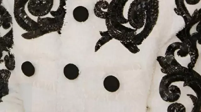 Veste en tweed à sequins blancs portée par Self (Jessica Markowski) dans Owning Manhattan