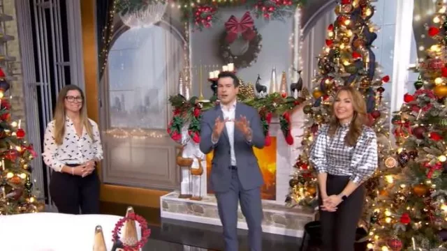 Chemisier à carreaux de soie Ganni porté par Lori Bergamoto tel que vu dans Good Morning America le 8 décembre 2025