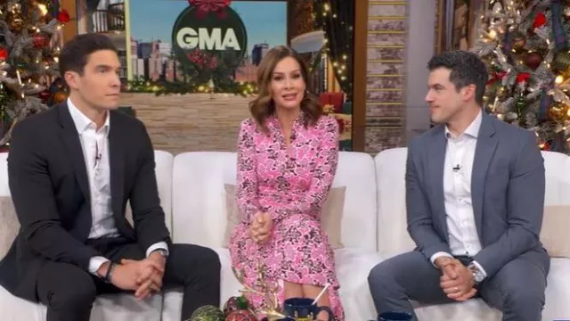 Robe Midi graphique à ruban fleuri imprimé Me + Em portée par Rebecca Jarvis telle que vue dans Good Morning America le 8 décembre 2025