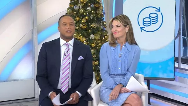 Jupe droite en tweed avec logo appliqué Dloce & Gabbana portée par Savannah Guthrie, vue dans Today le 8 décembre 2025