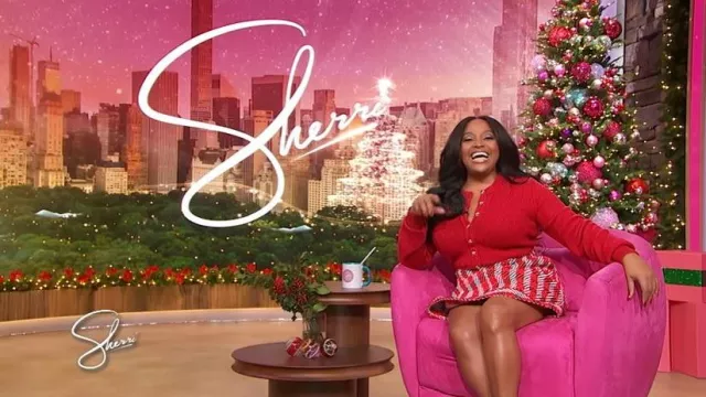 Jupe mini en tweed à carreaux Oscar de la Renta, portée par Sherri Shepherd telle que vue à Sherri le 5 décembre 2025