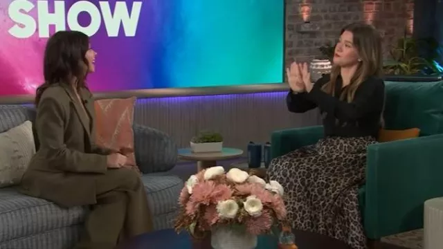 Line & Dot Sierra Skirt worn by Kelly Clarkson as seen in The Kelly Clarkson Show on December 2, 2025