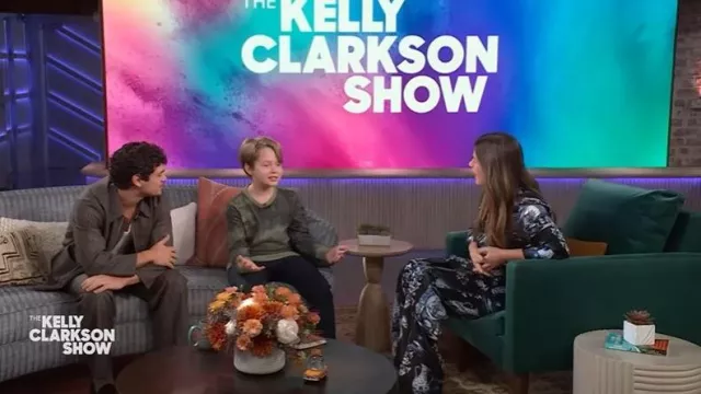 L'Agence Dani Shirt in Black Blue Porcelain Print worn by Kelly Clarkson as seen in The Kelly Clarkson Show on December 8, 2025