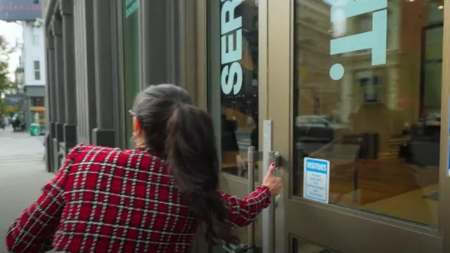 Veste Alice + Olivia Kidman portée par (Chloe Tucker Caine) telle que vue dans Owning Manhattan (S02E01)