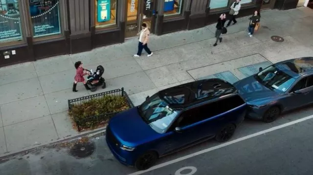 Mini-jupe Alice + Olivia Mera portée par Chloe Tucker Caine telle que vue dans Owning Manhattan (S02E01)