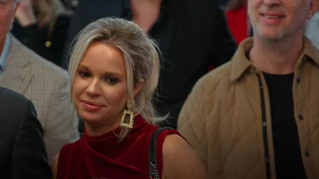 Boucles d’oreilles géométriques Doubnine Gold Drop - Doubnine Store portées par Jess Taylor telles que vues dans Owning Manhattan (S02E01)