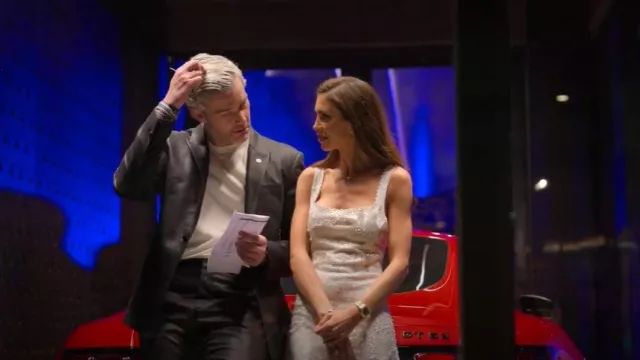 Vestido mini sin mangas blanco adornado de Clio Peppiatt. llevado por Emilia Bechrakis como se ve en Owning Manhattan (S02E07)