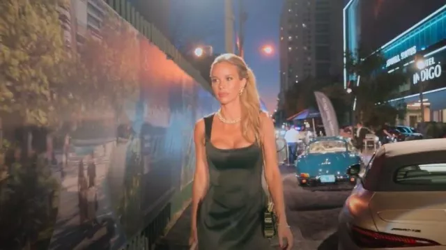 Mini robe en satin noir House of CB portée par Jess Taylor telle que vue dans Owning Manhattan (S02E07)