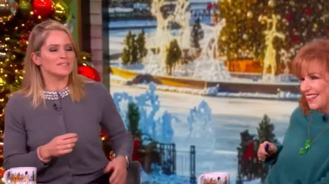 Cárdigan de lana merino adornada con Daro de Veronica Beard que lleva Sara Haines, tal como se ve en The View el 9 de diciembre de 2025