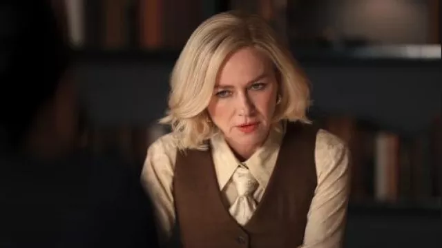 Carre de sarga de seda laminada estampada Gucci llevado por Liberty Ronson (Naomi Watts) como se ve en All's Fair (S01E08)