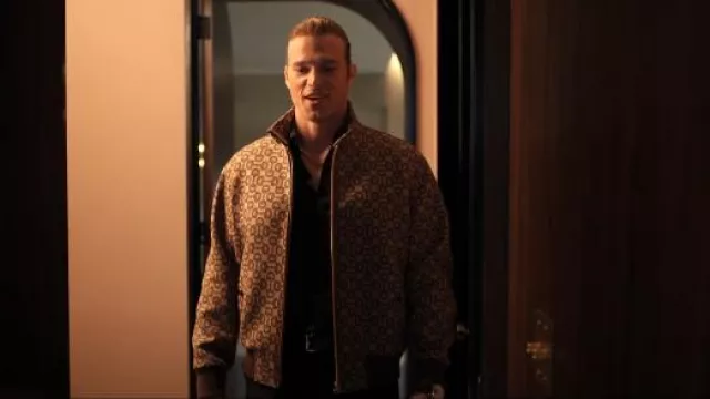 Veste de col collier en laine en ébène en ébène Jacquard entièrement imprimée portée par Chase Munroe (Matthew Noszka) comme on le voit dans All’s Fair (S01E08)