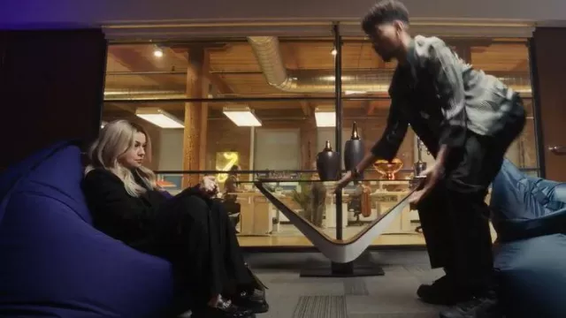 Jupe Midi plissée Proenza Schouler White Label portée par Kris (Julia Chan) telle que vue dans Ripple (S01E02)