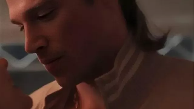 Veste fleurie Matthew Noszka 2025 All’s Fair portée par Chase Munroe (Matthew Noszka) telle que vue dans All’s Fair (S01)