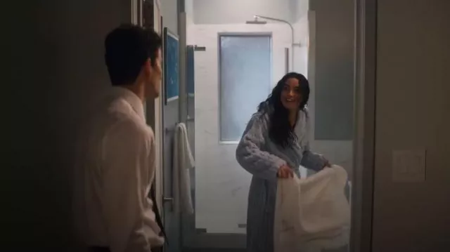 Peignoir de nuit texturé par des éclaboussures avec ceinture d’attache portée par Aria (Sydney Agudong) telle que vue dans Ripple (S01E04)