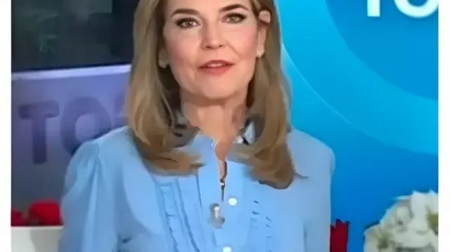 Chemise à volants à volants de The Today Show 2025 portée par Savannah Guthrie telle que vue dans Today Show