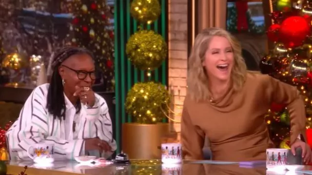 Marrakashi Life La chemise oversize avec col portée par Whoopi Goldberg telle que vue dans The View le 10 décembre 2025