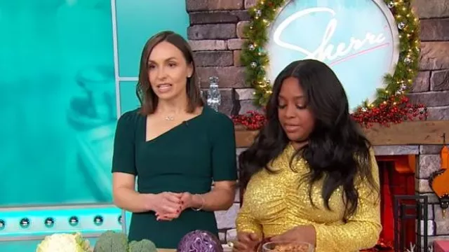 Vestido The Population Ruth Vestido Midi de cuello asimétrico que lleva Kim Boyd tal como se ve en Sherri el 10 de diciembre de 2025