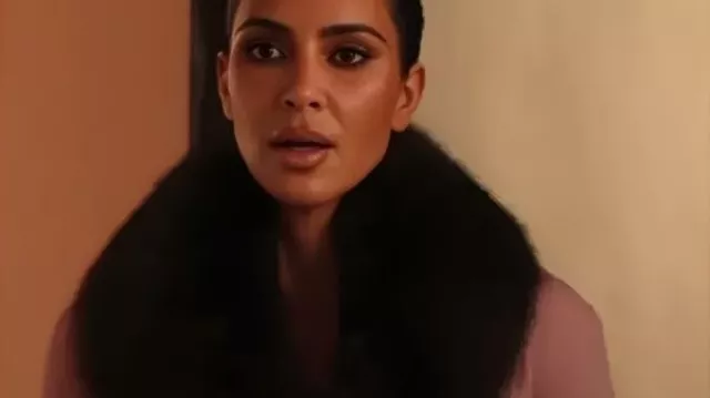 Veste rose S01 de Kim Kardashian All’s Fair telle que vue dans All’s Fair (S01E09)