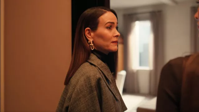 Pendientes Tiffany HardWear Medium Link usados por Carrington Lane (Sarah Paulson) tal como se ve en All's Fair (S01E09)