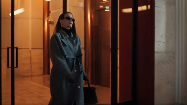 Sac en cuir médium à poignée en cuir Prada porté par Carrington Lane (Sarah Paulson) tel que vu dans All’s Fair (S01E09)