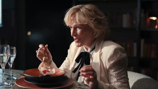 Cinc a sept Cinc Recortes Cacheley Blazer Cheyenne bordado que lleva Dina Standish (Glenn Close) como se ve en All's Fair (S01E09)