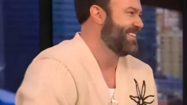 Taran Killam Cárdigan Floral Beige en Live with Kelly and Mark como se ve en LIVE with Kelly and Mark