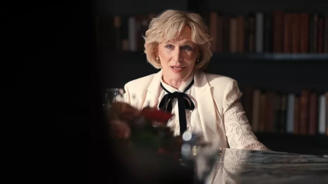 Blusa con brisas de terciopelo con armazón y volantes usada por Dina Standish (Glenn Close) como se ve en All's Fair (S01E09)