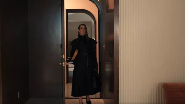 Jupe Mi-Longue Dior portée par Carrington Lane (Sarah Paulson) telle que vue dans All’s Fair (S01E09)