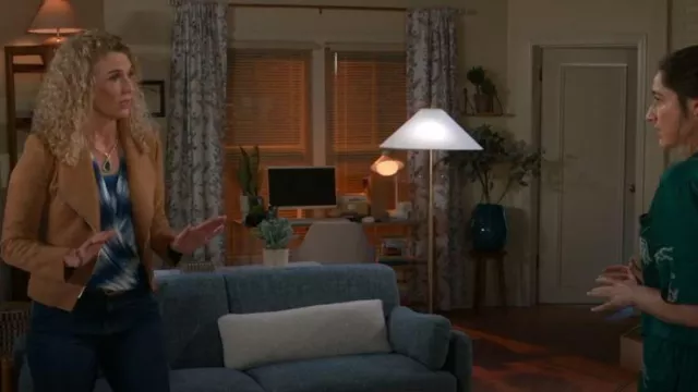 Haut en satin Karen Kane Tie Dye Drape Front porté par Jan Morgan (Jerri Tubbs) tel que vu dans Beyond the Gates (S01E181)