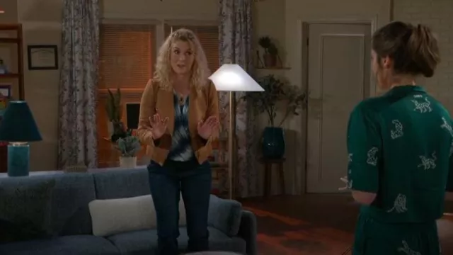 Kut de la veste moto Kloth Carina Camel en daim végan asymétrique zippée portée par (Jerri Tubbs) comme on le voit dans Beyond the Gates (S01E181)