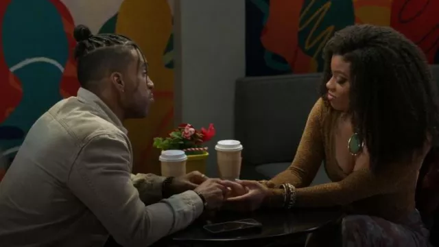 T-shirt Hyfve à manches longues à col en V porté par Eva Thomas (Ambyr Michelle) tel que vu dans Beyond the Gates (S01E182)