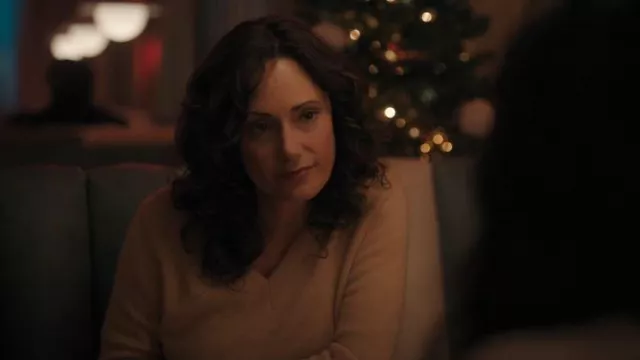 Pull à col V en cachemire Aqua Cashmere 100 % porté par Carrie (Tommie-Amber Pirie) tel que vu dans Mistletoe Murders (S02E06)